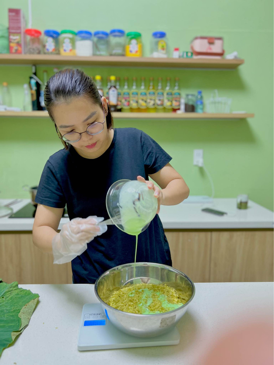 Trộn nhanh tay phần cốt dừa đã pha với đường muối vào cốm, thêm đậu xanh nguyên hạt, hạt sen, đậu xanh giã mịn và dừa đã ướp đường, trộn thật đều rồi cho lên xửng hấp. Trộn nhanh tay phần cốt dừa đã pha với đường muối vào cốm, thêm đậu xanh nguyên hạt, hạt sen, đậu xanh giã mịn và dừa đã ướp đường, trộn thật đều rồi cho lên xửng hấp.