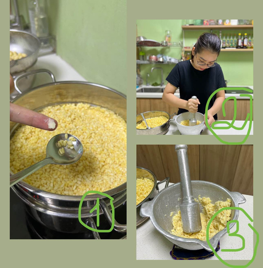 Đậu xanh ngâm nở rồi vo sạch và để ráo. Sau đó cho đậu xanh vào xửng hấp chín. Sau đó chia đậu xanh chín làm 5 phần, 4 phần giã nhuyễn ra thành bột, phần còn lại để nguyên hạt. Đậu xanh ngâm nở rồi vo sạch và để ráo. Sau đó cho đậu xanh vào xửng hấp chín. Sau đó chia đậu xanh chín làm 5 phần, 4 phần giã nhuyễn ra thành bột, phần còn lại để nguyên hạt.