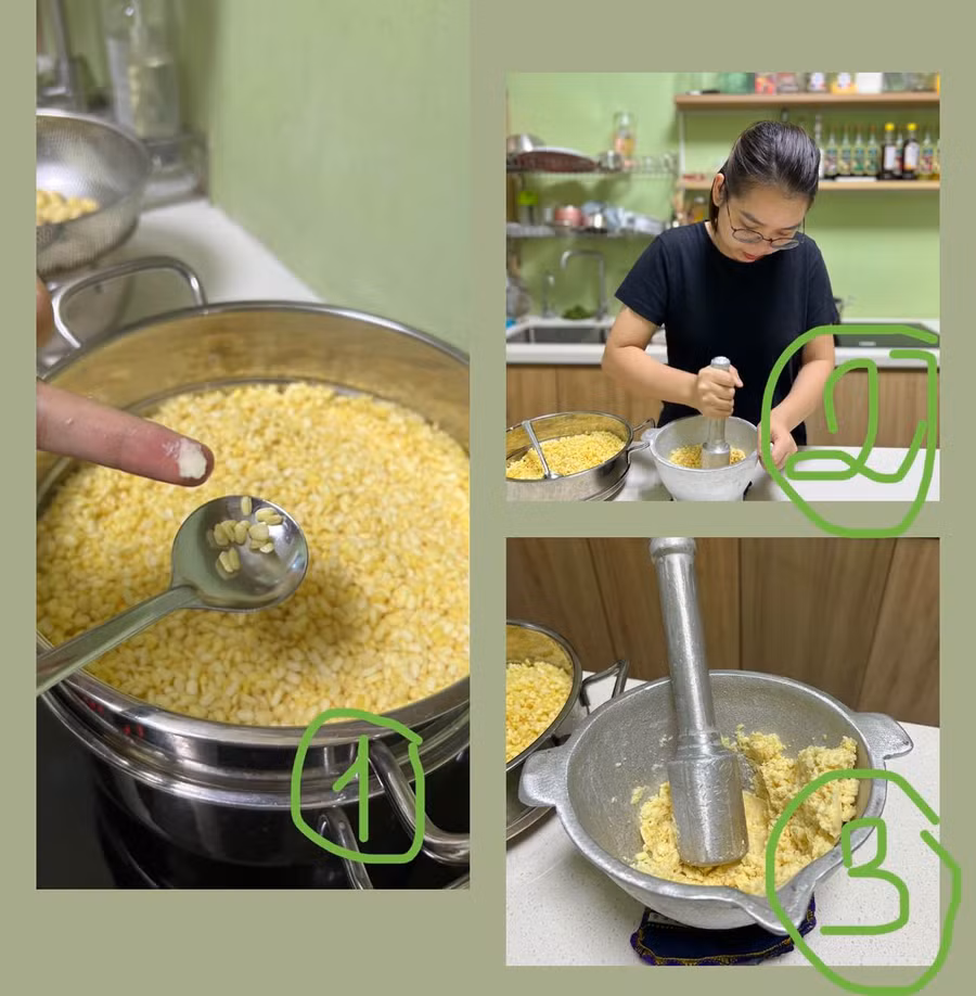 Đậu xanh ngâm nở rồi vo sạch và để ráo. Sau đó cho đậu xanh vào xửng hấp chín. Sau đó chia đậu xanh chín làm 5 phần, 4 phần giã nhuyễn ra thành bột, phần còn lại để nguyên hạt. Đậu xanh ngâm nở rồi vo sạch và để ráo. Sau đó cho đậu xanh vào xửng hấp chín. Sau đó chia đậu xanh chín làm 5 phần, 4 phần giã nhuyễn ra thành bột, phần còn lại để nguyên hạt.