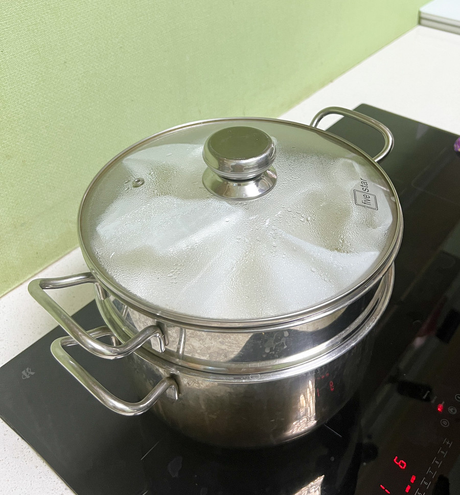 Bạn nên hấp xôi cốm với nước sôi to, lửa lớn, hấp nhanh khoảng 3 phút là được. Hấp lâu làm cốm nhão, bét không đạt hình thức. Bạn nên hấp xôi cốm với nước sôi to, lửa lớn, hấp nhanh khoảng 3 phút là được. Hấp lâu làm cốm nhão, bét không đạt hình thức.