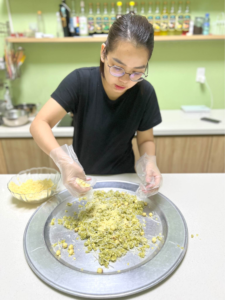 Trộn nốt phần đậu xanh giã nhuyễn còn lại vào rồi đảo thật đều cho tơi lên Trộn nốt phần đậu xanh giã nhuyễn còn lại vào rồi đảo thật đều cho tơi lên