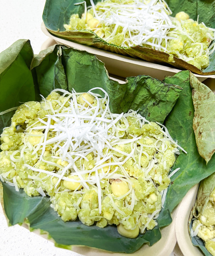 Cuối cùng bày ra mẹt lót lá sen, rắc thêm ít dừa tươi là xong. Cuối cùng bày ra mẹt lót lá sen, rắc thêm ít dừa tươi là xong.