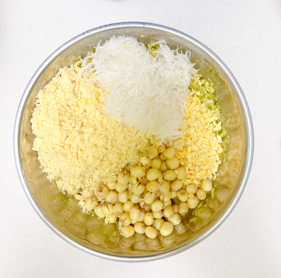 Thêm đậu xanh nguyên hạt, hạt sen, đậu xanh giã mịn và dừa đã ướp đường Thêm đậu xanh nguyên hạt, hạt sen, đậu xanh giã mịn và dừa đã ướp đường