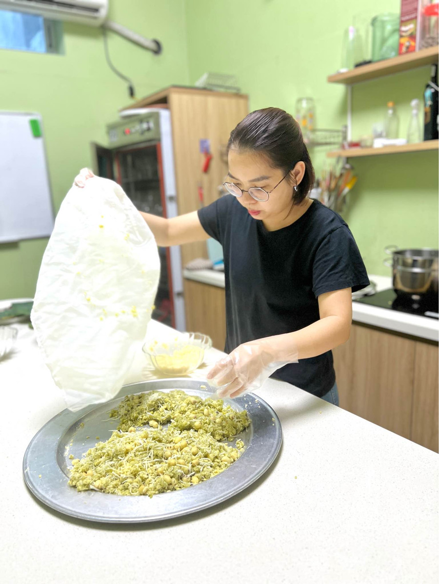 Cốm chín lấy ra khỏi xửng và đổ ra mâm luôn để cốm nhanh nguội, không bị bết nhão. Cốm chín lấy ra khỏi xửng và đổ ra mâm luôn để cốm nhanh nguội, không bị bết nhão.