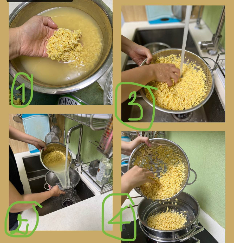 Đem 150g đậu xanh ngâm với nhiều nước trong 3 - 4h cho đậu nở ra. Nếu hôm sau nấu xôi nên ngâm đậu xanh từ đêm hôm trước để hôm sau không cần chờ lâu. Đem 150g đậu xanh ngâm với nhiều nước trong 3 - 4h cho đậu nở ra. Nếu hôm sau nấu xôi nên ngâm đậu xanh từ đêm hôm trước để hôm sau không cần chờ lâu.