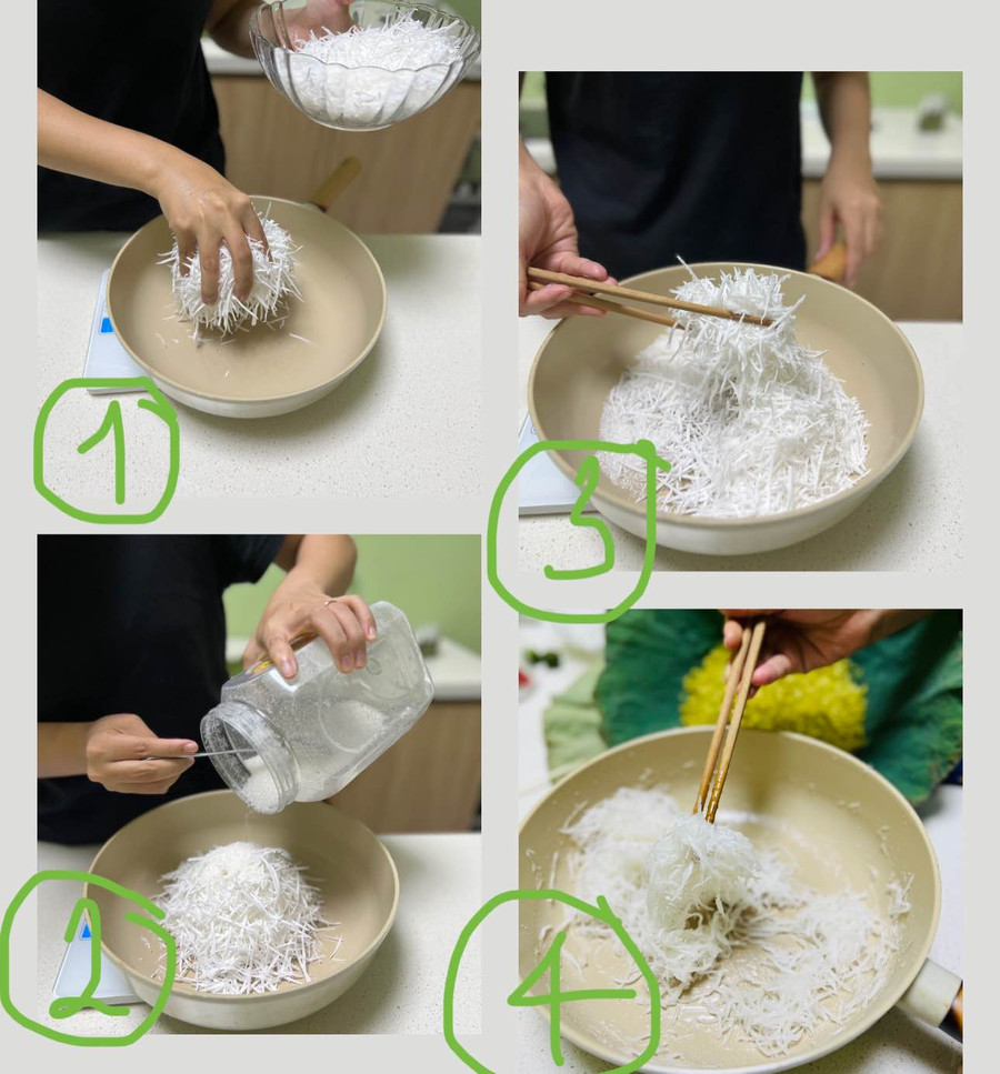 Dừa non bào sợi, cân lấy 70g rồi ướp với 35 - 40g đường chờ tan ra. Nếu cẩn thận thì sau khi tan đường, bạn đem xào sơ qua để dừa trong và dẻo, ít nước. Phần còn lại để rắc lên đĩa xôi. Dừa non bào sợi, cân lấy 70g rồi ướp với 35 - 40g đường chờ tan ra. Nếu cẩn thận thì sau khi tan đường, bạn đem xào sơ qua để dừa trong và dẻo, ít nước. Phần còn lại để rắc lên đĩa xôi.