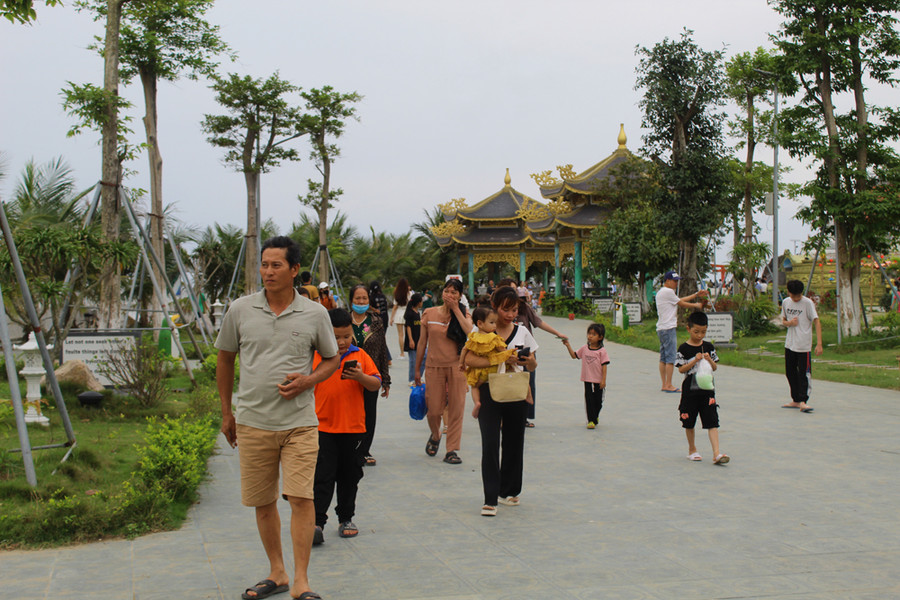 Từ khi công trình văn hóa tâm linh này chính thức được hoàn thành, nơi đây trở thành địa điểm tâm linh thu hút đông đảo du khách, người dân địa phương vãn cảnh chùa vào dịp lễ, Tết. Ảnh: LT. Từ khi công trình văn hóa tâm linh này chính thức được hoàn thành, nơi đây trở thành địa điểm tâm linh thu hút đông đảo du khách, người dân địa phương vãn cảnh chùa vào dịp lễ, Tết. Ảnh: LT.