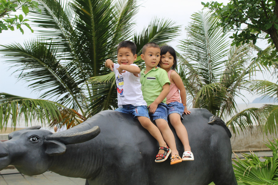 Không chỉ có khuôn viên rộng rãi, ngôi chùa nơi cửa biển này còn trang trí nhiều biểu tượng con vật thân quen như trâu, ngựa,... được các bạn nhỏ đặc biệt yêu thích mỗi khi có dịp đến tham quan, vãn cảnh. Ảnh: LT Không chỉ có khuôn viên rộng rãi, ngôi chùa nơi cửa biển này còn trang trí nhiều biểu tượng con vật thân quen như trâu, ngựa,... được các bạn nhỏ đặc biệt yêu thích mỗi khi có dịp đến tham quan, vãn cảnh. Ảnh: LT