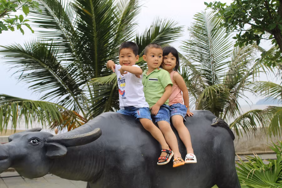 Không chỉ có khuôn viên rộng rãi, ngôi chùa nơi cửa biển này còn trang trí nhiều biểu tượng con vật thân quen như trâu, ngựa,... được các bạn nhỏ đặc biệt yêu thích mỗi khi có dịp đến tham quan, vãn cảnh. Ảnh: LT