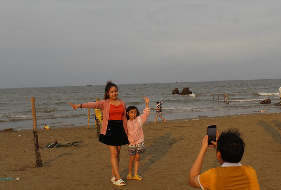 Sau khi vãn cảnh chùa Bụt, du khách có thể tản bộ ra phía bờ biển để chụp ảnh hoặc đơn giản là nghe sóng biển vỗ rì rào 'hát' tình ca. Mùa du lịch biển Hải Tiến (từ tháng 4 đến tháng 9) cũng là cao điểm du khách khắp nơi đổ về vãn cảnh chùa. Ảnh: LT. Sau khi vãn cảnh chùa Bụt, du khách có thể tản bộ ra phía bờ biển để chụp ảnh hoặc đơn giản là nghe sóng biển vỗ rì rào 'hát' tình ca. Mùa du lịch biển Hải Tiến (từ tháng 4 đến tháng 9) cũng là cao điểm du khách khắp nơi đổ về vãn cảnh chùa. Ảnh: LT.