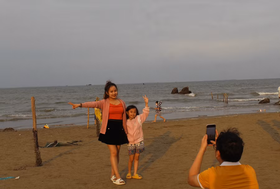 Sau khi vãn cảnh chùa Bụt, du khách có thể tản bộ ra phía bờ biển để chụp ảnh hoặc đơn giản là nghe sóng biển vỗ rì rào 'hát' tình ca. Mùa du lịch biển Hải Tiến (từ tháng 4 đến tháng 9) cũng là cao điểm du khách khắp nơi đổ về vãn cảnh chùa. Ảnh: LT.