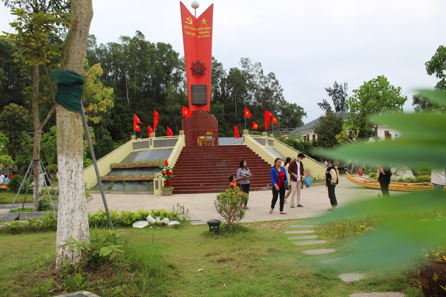 Bên cạnh chùa Bụt là Đài chiến thắng trận đầu của Hải quân Nhân dân Việt Nam và quân, dân miền Bắc. Ảnh: LT. Bên cạnh chùa Bụt là Đài chiến thắng trận đầu của Hải quân Nhân dân Việt Nam và quân, dân miền Bắc. Ảnh: LT.