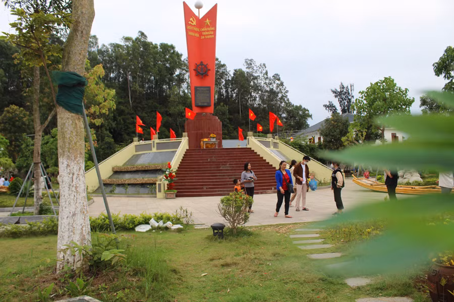 Bên cạnh chùa Bụt là Đài chiến thắng trận đầu của Hải quân Nhân dân Việt Nam và quân, dân miền Bắc. Ảnh: LT.