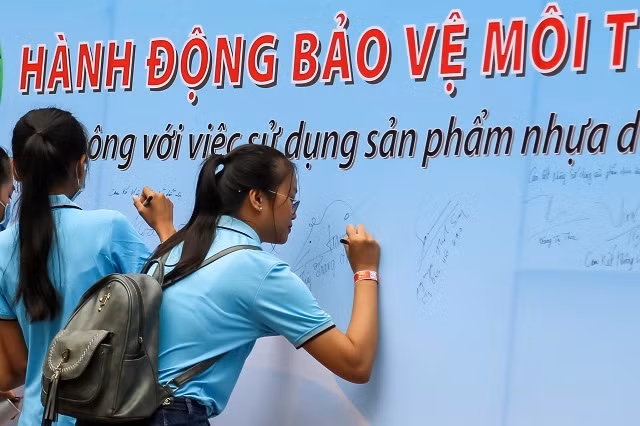 Sinh viên ký cam kết, nói không với việc sử dụng lý, ống hút nhựa sử dụng một lần trong Trường ĐH Công nghiệp Thực phẩm TP.HCM.