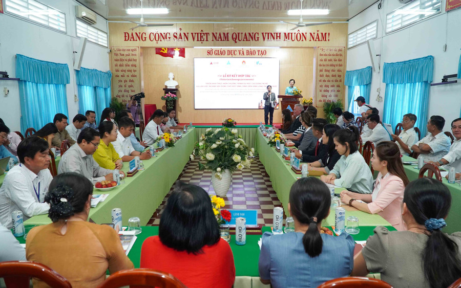 Quang cảnh buổi ký kết hợp tác. Quang cảnh buổi ký kết hợp tác.