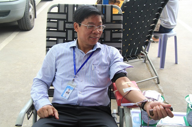 PGS.TS Nguyễn Xuân Hoàn- Phó hiệu trưởng HUFI hiến máu tại ngày hội
