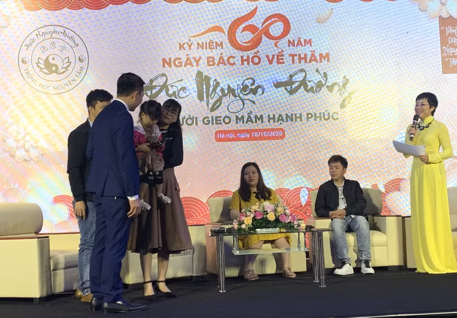 Đại diện nhà thuốc Đức Nguyên Đường, Bác sĩ Bùi Đức Trọng đón mừng thành quả chữa trị của mình ngay tại chương trình.