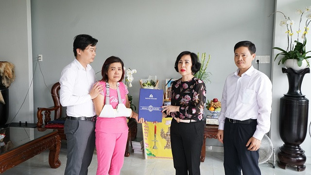 Ban giám hiệu Trường ĐH Hoa Sen trao bằng tốt nghiệp cho sinh viên đã mất