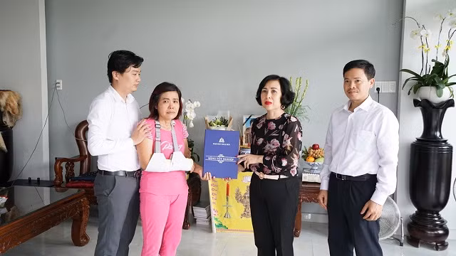 Ban giám hiệu Trường ĐH Hoa Sen trao bằng tốt nghiệp cho sinh viên đã mất