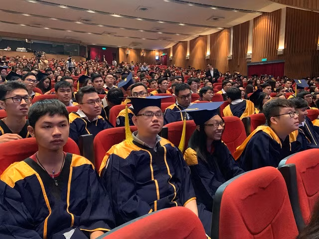 Các tân khoa Trường ĐH Hoa Sen trong ngày vui tốt nghiệp