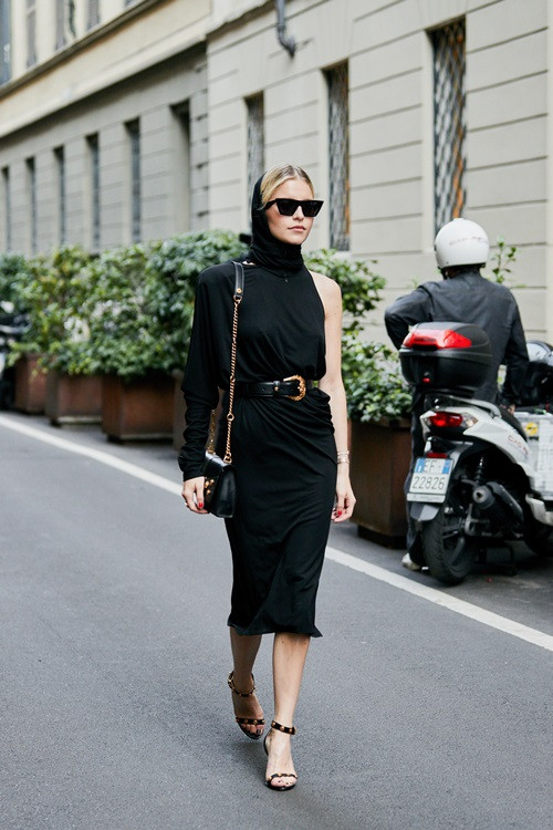 10 cách mặc màu đen sang chảnh không sợ bị già ảnh 5 Empty