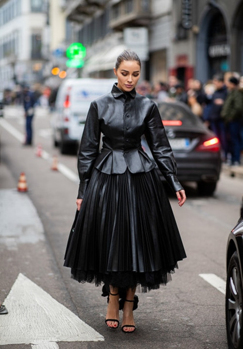 10 cách mặc màu đen sang chảnh không sợ bị già ảnh 10 Empty