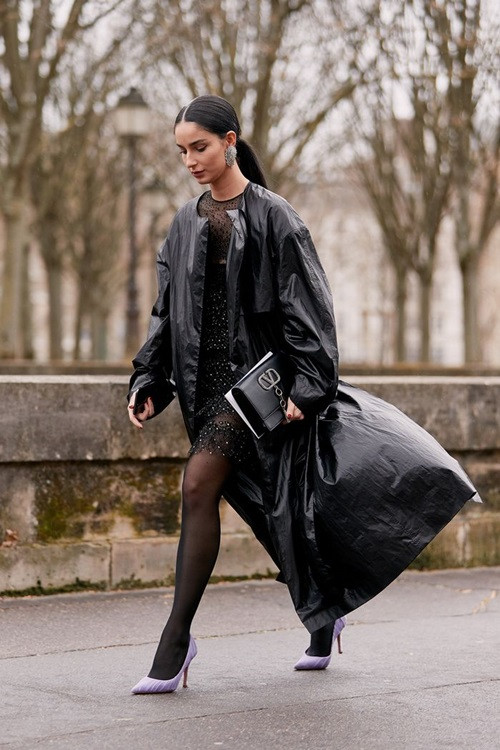 10 cách mặc màu đen sang chảnh không sợ bị già ảnh 6 Empty