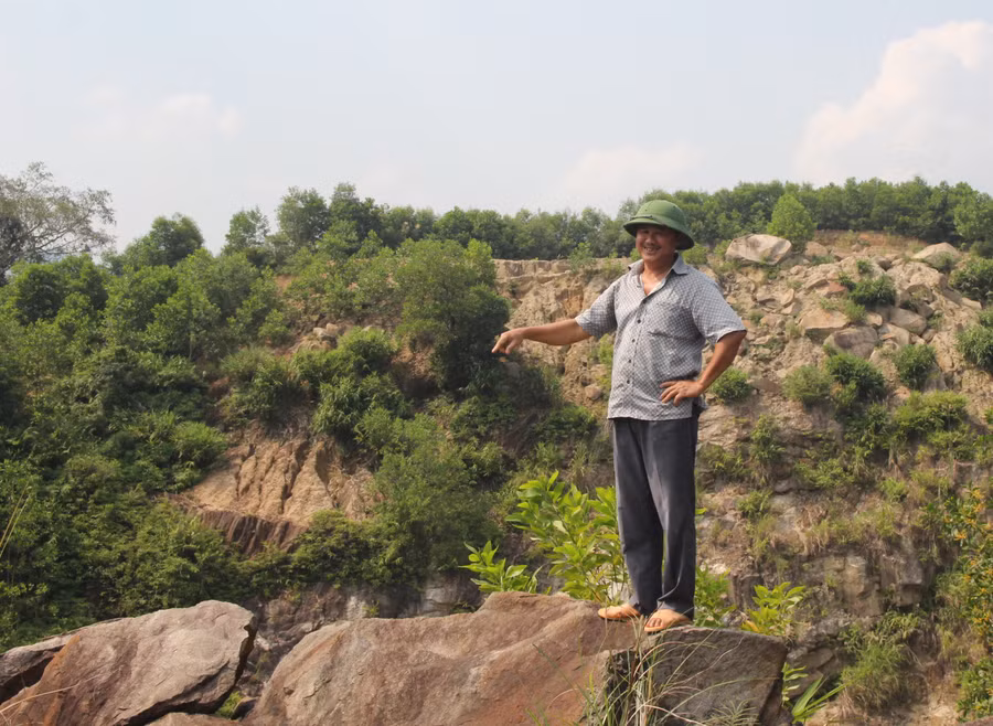 Ông Lê Hữu Khẩn đứng trên khu vực mỏ đá lộ thiên vốn được phát hiện vào năm 2000