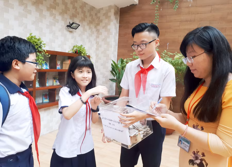 Các thành viên Nhóm Tình nguyện viên tổ chức quyên góp quỹ dự án để làm từ thiện