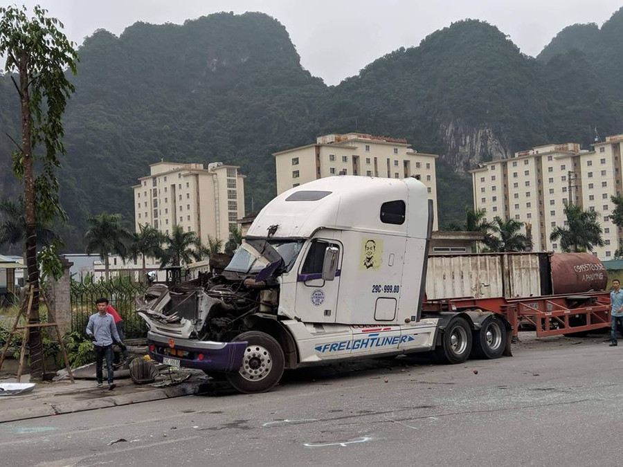 Chiếc xe ô tô đầu kéo bị mất lái khi đang xuống dốc gây ra vụ tai nạn liên hoàn, ảnh: CTV