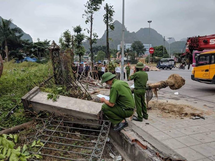 Cây và phần rào chắn trên vỉa hè bị bật tung sau va chạm, ảnh: CTV