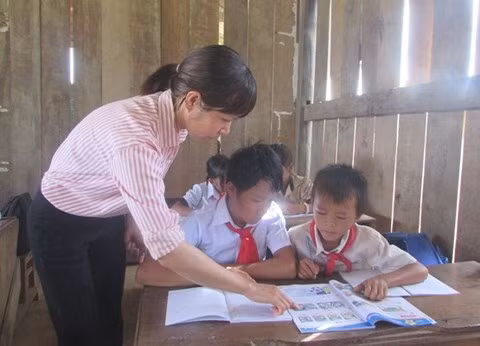 Để duy trì công tác dạy học nơi đây, các giáo viên phải luôn nỗ lực hết mình kèm cặp học sinh.