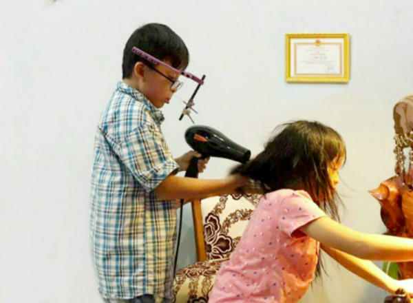 Dũng chăm sóc em gáisau khi đeo khí cụ hơn một tháng. Ảnh: N.P