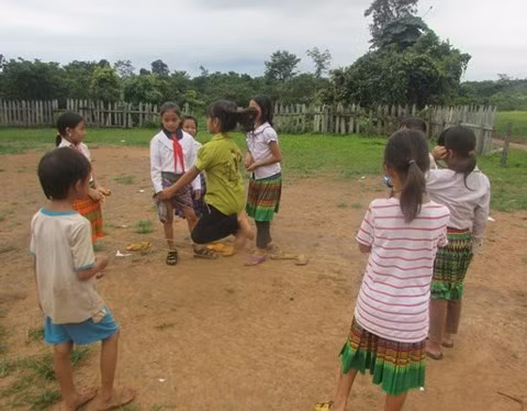 Nhiều tốp học sinh chia nhau chơi trò chơi dân gian.