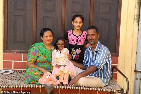 Cô gái kỳ lạ không bao giờ lớn và sự thật đau lòng - Hình 2