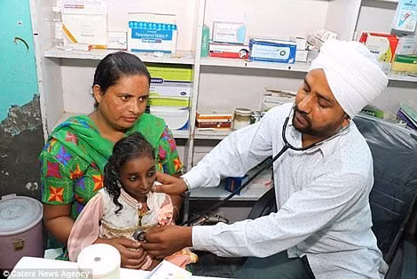 Cô gái kỳ lạ không bao giờ lớn và sự thật đau lòng - Hình 3