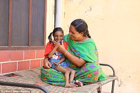 Cô gái kỳ lạ không bao giờ lớn và sự thật đau lòng - Hình 1