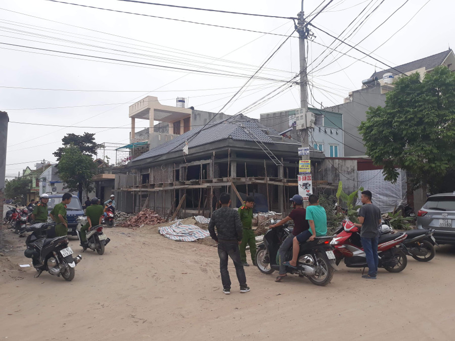 Lực lượng chức năng tổ chức cưỡng chế, ngăn chặn vi phạm trật tự xây dựng trên đất quốc phòng tại phường Thành Tô, quận Hải An Lực lượng chức năng tổ chức cưỡng chế, ngăn chặn vi phạm trật tự xây dựng trên đất quốc phòng tại phường Thành Tô, quận Hải An