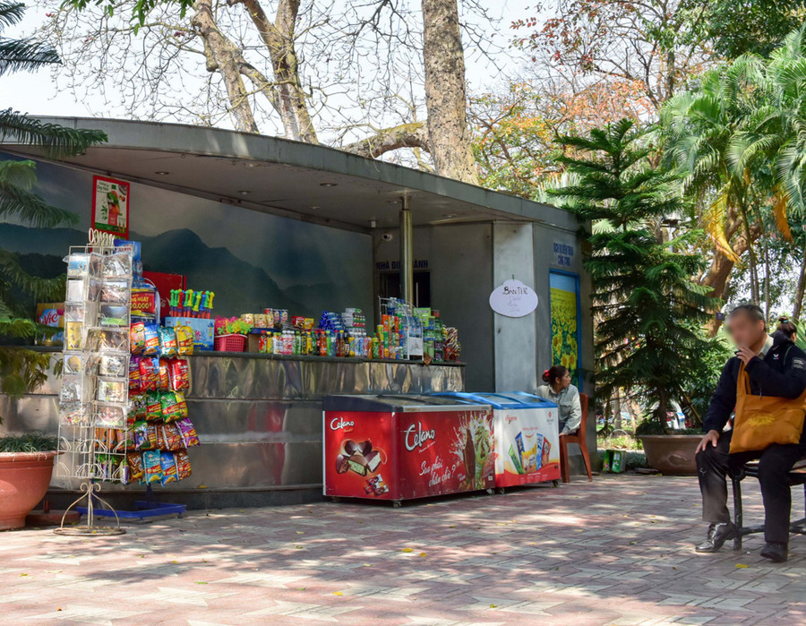 Điểm giải khát, quà lưu niệm tại vệ sinh công cộng Bờ Hồ