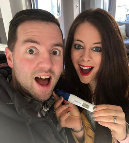 Đôi vợ chồng vui mừng khi biết mang tam thai. ẢNh: The Sun.