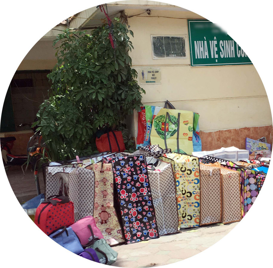 Hàng hóa bịt lối vào nhà vệ sinh công cộng