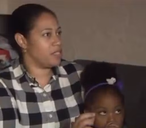 Straker đang cho con nghỉ học tại trường mầm non và yêu cầu nhà trường phải đóng cửa