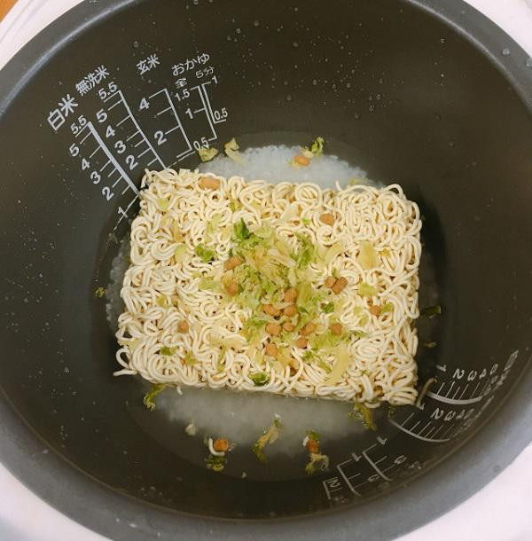 chi me com voi mi tom, nguoi dan ong lieu linh tron vao nau, khong ngo thanh sieu pham - 3