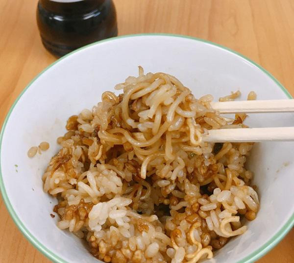 chi me com voi mi tom, nguoi dan ong lieu linh tron vao nau, khong ngo thanh sieu pham - 9