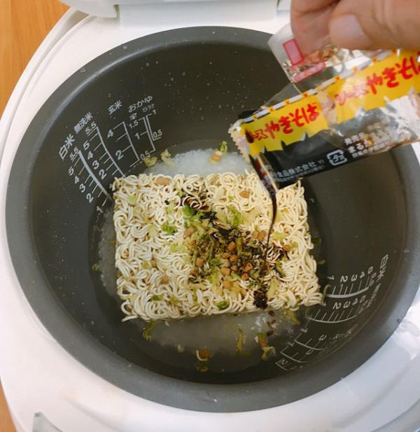 chi me com voi mi tom, nguoi dan ong lieu linh tron vao nau, khong ngo thanh sieu pham - 4