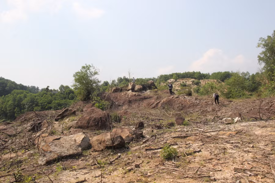 Hòn Mồ Côi nằm trên đồi Tỷ vẫn còn xơ xác với những dấu tích của một thời “đá đỏ”
