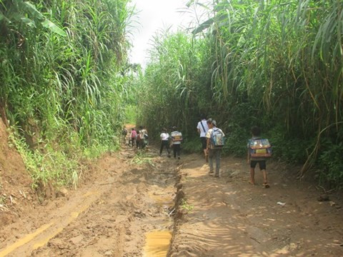 Chính quyền địa phương đã rất nỗ lực để tạo điều kiện cho các em nhỏ được đến trường. Chính quyền địa phương đã rất nỗ lực để tạo điều kiện cho các em nhỏ được đến trường.