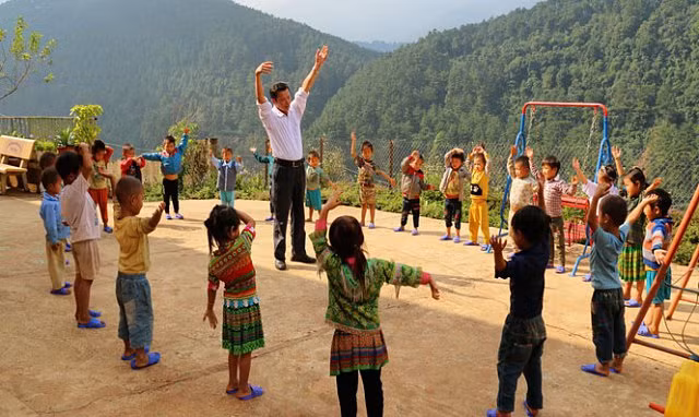 Thầy trông trẻ trên non cao: Lời ca từ đỉnh núi