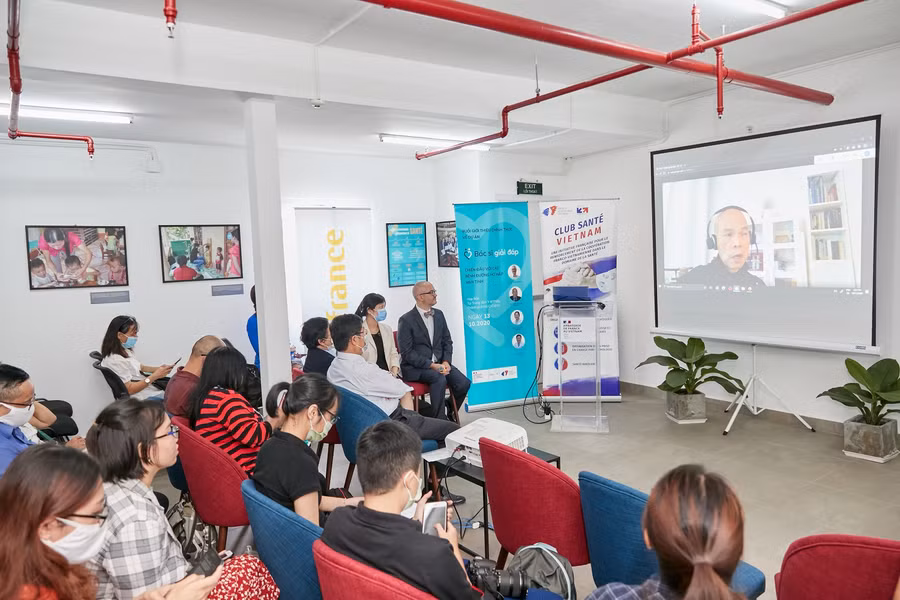 Sinh viên trau dồi kỹ năng ngoại ngữ sẽ thuận lợi khi tiếp cận tri thức thế giới. 