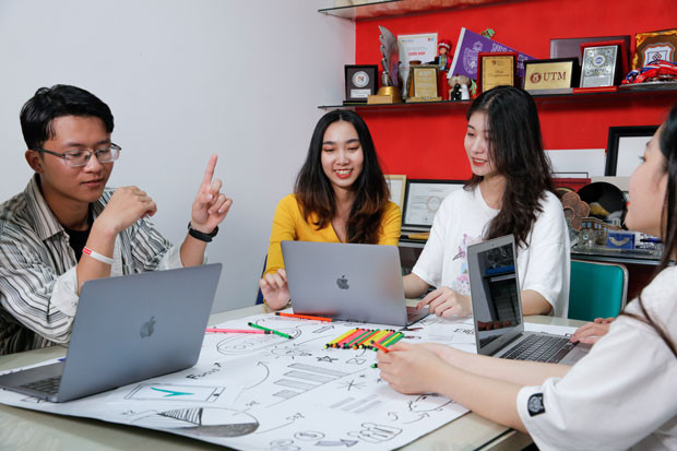 Giỏi ngoại ngữ giúp sinh viên có nhiều cơ hội việc làm hơn. Giỏi ngoại ngữ giúp sinh viên có nhiều cơ hội việc làm hơn.